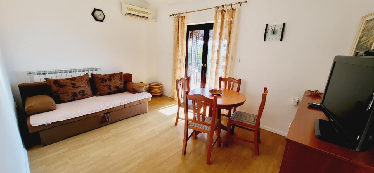 Apartments Italo By El-Pi Tours Njivice Dış mekan fotoğraf