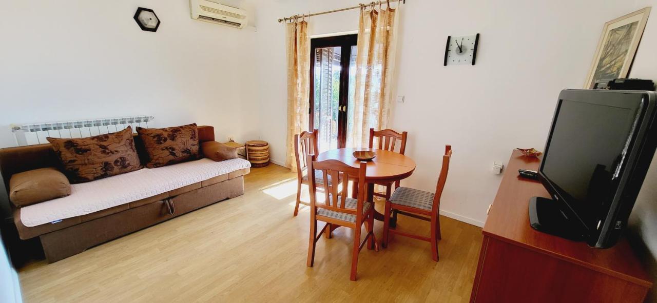 Apartments Italo By El-Pi Tours Njivice Dış mekan fotoğraf